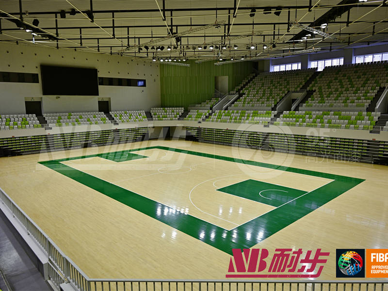 着脱可能なバスケットボール場用スポーツフロアの供給 着脱可能なバスケットボール場用スポーツフロアの供給