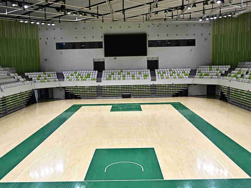 着脱可能なバスケットボール場のスポーツフローリング工事完了 着脱可能なバスケットボール場のスポーツフローリング工事完了