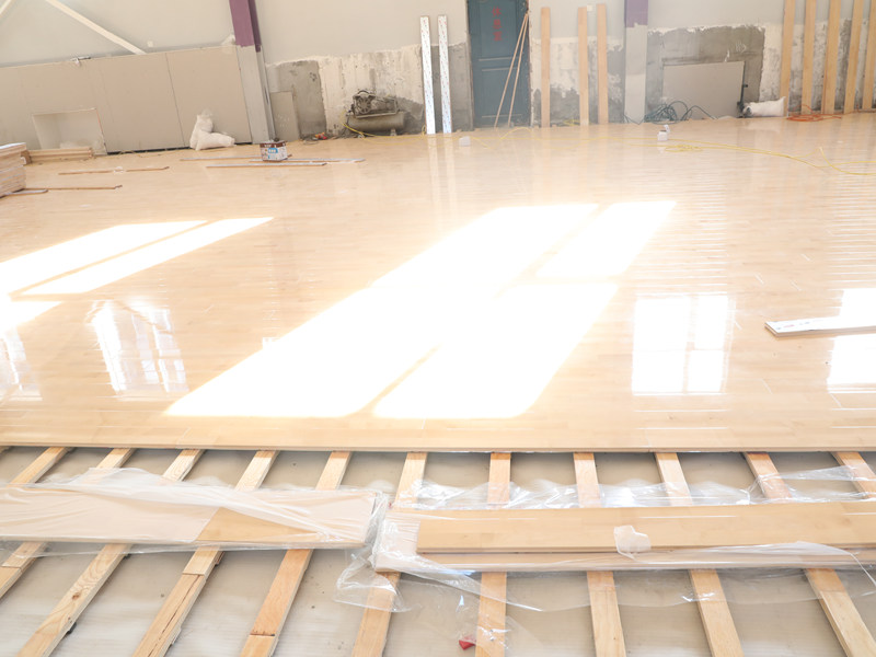 バスケットボール場の木製床の構成