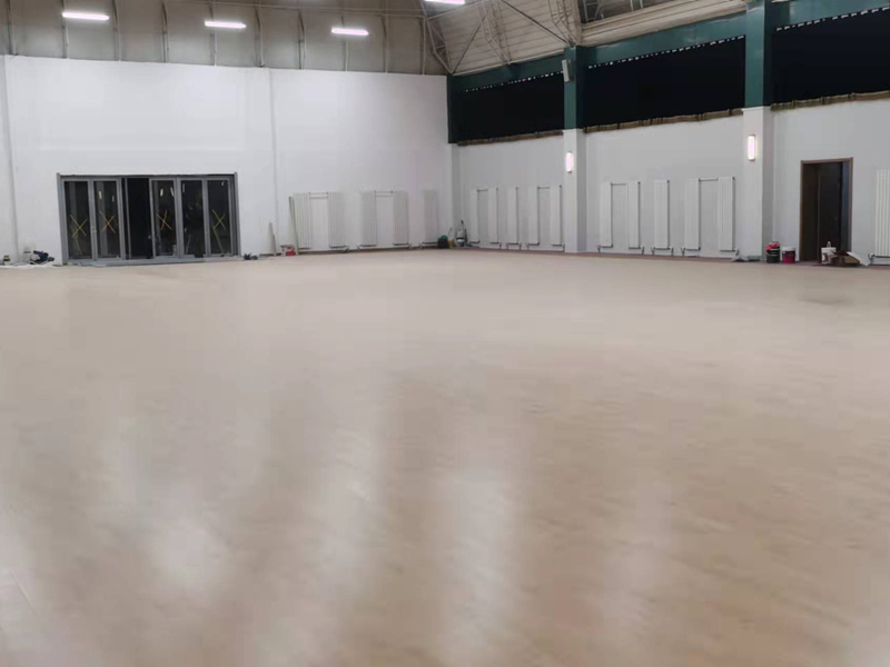 室内バスケットボール場の床が光を反射する