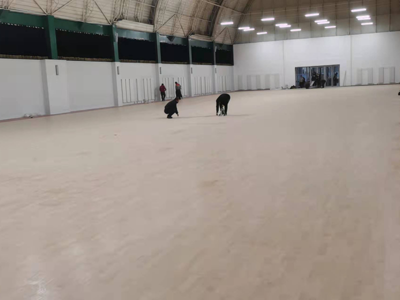 バスケットボール場の木製床の骨組み バスケットボール場の木製床の骨組み