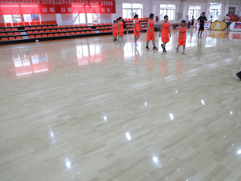 バスケットボール館の木製床板の価格は大体いくらですか。 バスケットボール館の木製床板の価格は大体いくらですか。