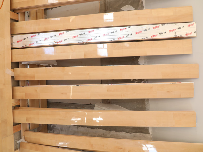 バスケットボールの木製フロアーの価格はいくらですか。