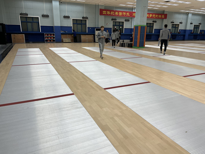 海口のバスケットボール場の改築と更新