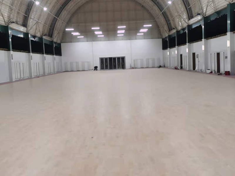 運動木地張りのバスケットボール場・室内バドミントン場・体育館の競技用滑り止め実