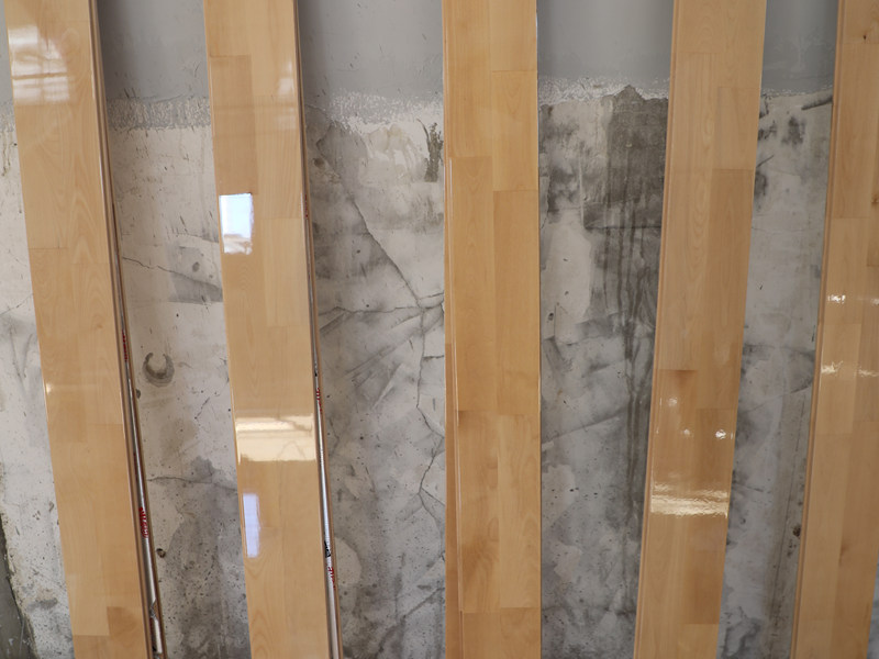 バスケットボール館の木製フローリングの保守