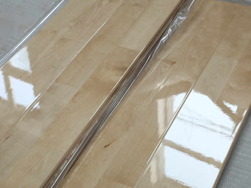 バスケットボール場の床張り代はいくらですか。