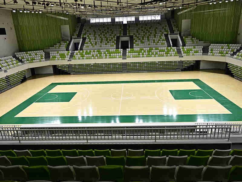 バスケットボール場の木製フロアの修復