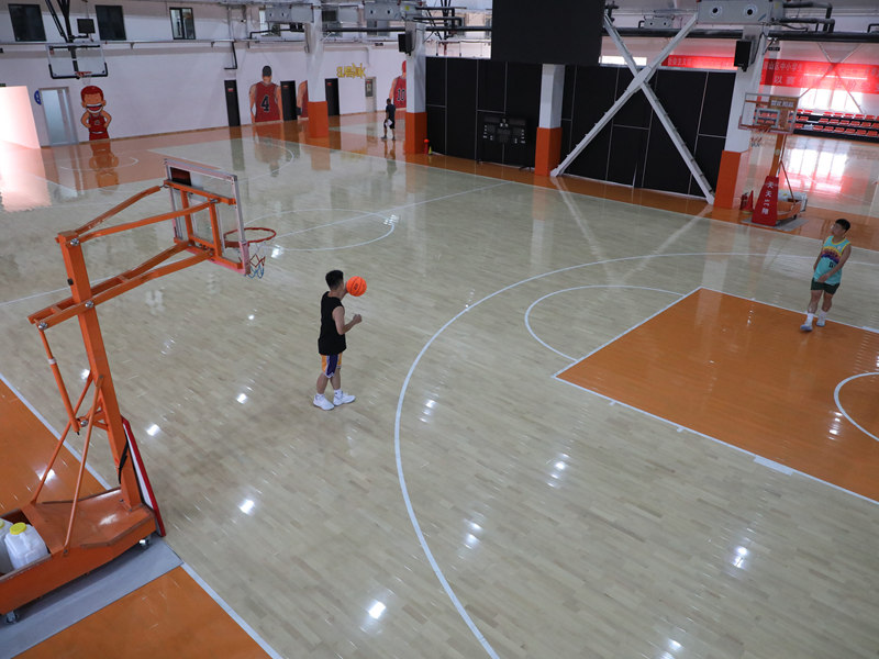 バスケットボール場の床のメーカーはどこですか。 バスケットボール場の床のメーカーはどこですか。
