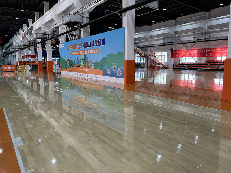 バスケットボール場に木の板を敷く バスケットボール場に木の板を敷く