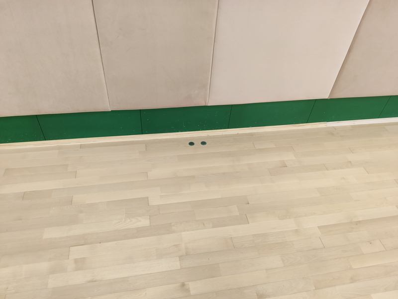 バスケットボール場の床の材質は何ですか。