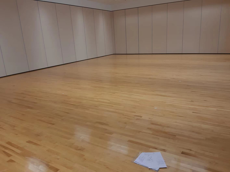 室内バスケットボール場の木製床板 室内バスケットボール場の木製床板